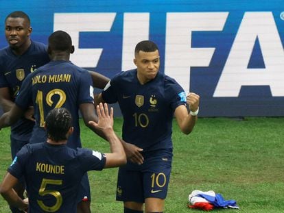 Mbappé celebra con varios compañeros su tercer gol ante Argentina.