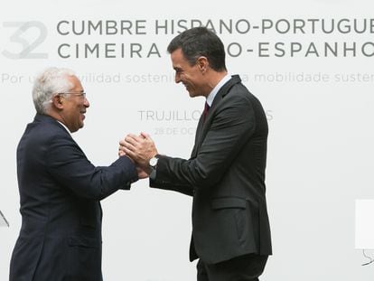 El primer ministro de Portugal, Antonio Costa, y el presidente del Gobierno, Pedro Sánchez, el el 28 de octubre en Trujillo.