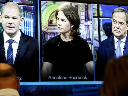 Periodistas observan en directo un debate electoral en Alemania, el 19 de septiembre. 