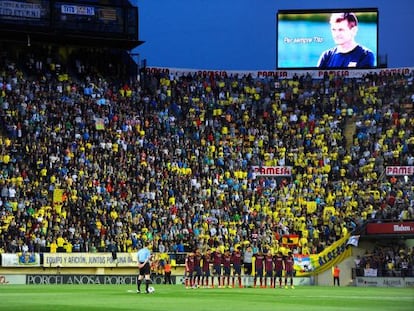 Los jugadores del Bar&ccedil;a, en el minuto de silencio.