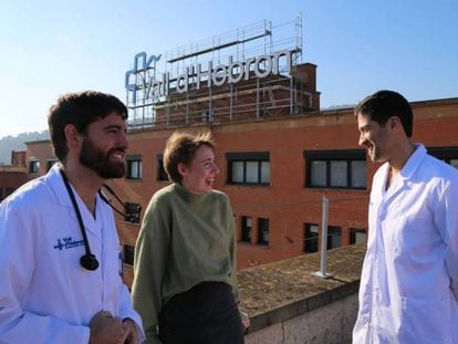 Audrey Mash con los médicos Eduard Argudo (a la izquierda) y Jordi Riera, en la azotea del hospital Vall d'Hebron. En vídeo, declaraciones de Mash y uno de los médicos, después de ser atendida.