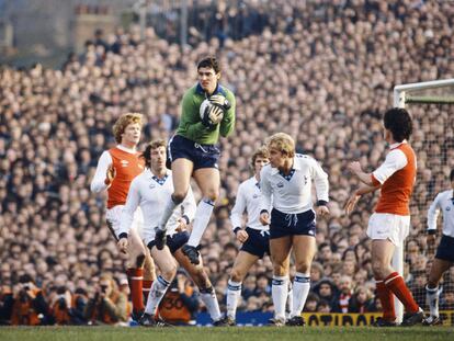 El portero del Tottenham Milija Aleksic atrapa un balón ante el Arsenal en Highbury en el 'Boxing Day' de 1979.