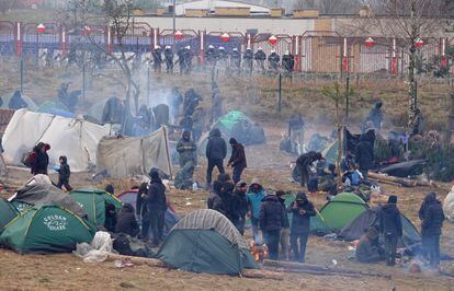 Migrantes acampados en Bruzgi (Bielorrusia), en la frontera con Polonia, el pasado 18 de noviembre.