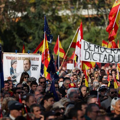 Cientos de personas protestan este domingo en Madrid contra la amnistía a los encausados por el proceso independentista catalán de 2017.