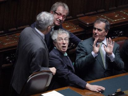 Los ministros italianos Giulio Tremonti, Roberto Maroni, Umberto Bossi y Roberto Calderoli, este martes en el Parlamento. 