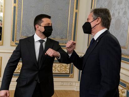 El presidente de Ucrania, Volodímir Zelenski (izquierda), y el secretario de Estado de Estados Unidos, Antony Blinken, el miércoles en Kiev.