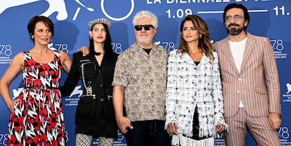 Desde la izquierda, Aitana Sanchéz Gijón, Milena Smit, Pedro Almodóvar, Penélope Cruz e Israel Elejalde en la presentación matinal de 'Madres paralelas'.