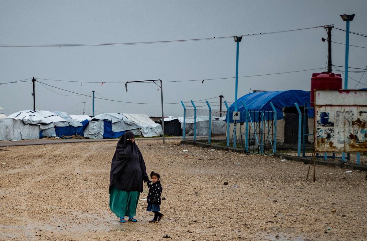 La France rapatrie 16 femmes jihadistes et 35 mineurs détenus en Syrie |  International