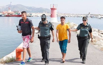 Efectivos de la Guardia Civil atienden en Motril (Granada) a varias de las 120 personas rescatadas en aguas de Alborán el pasado 20 de septiembre.