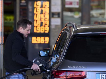 Un conductor reposta en una gasolinera de Barcelona, el pasado 1 de abril.