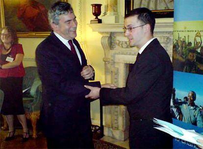 Dan Glass y el primer ministro británico, Gordon Brown, durante el momento del incidente en Downing Street.