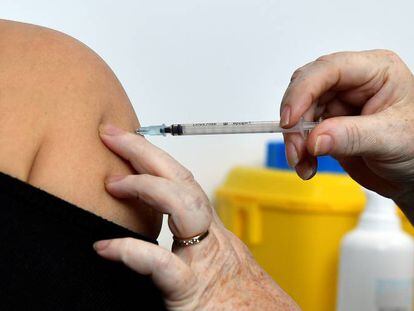 La EMA podría aprobar en "tres o cuatro meses" las vacunas frente a la variante ómicron