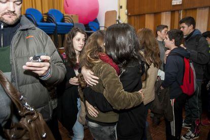 Compa&ntilde;eros del fallecido en la pelea y del supuesto agresor, el martes, en su instituto de Cuenca.