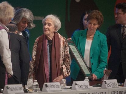 Ida Vitale, en el centro, al recibir el premio de la Feria Internacional del Libro de Guadalajara.