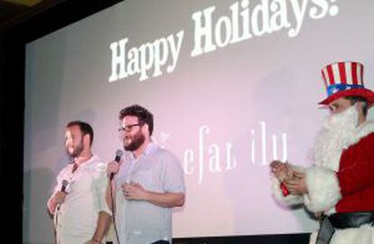 Evan Goldberg (izquierda), codirector de 'La entrevista', y Seth Rogen, coprotagonista y codirector, antes de una de las proyecciones de la película, en una sala de Los Angeles.