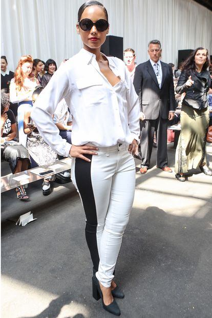Suele ser una de las vips en el front row de la New York Fashion Week. Al pasado desfile de Edun acudió con un total look blanco y maxi gafas negras.