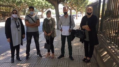 Representantes del sindicato marroquí de trabajadores fronterizo acuden el jueves 1 de octubre a la sede del ministerio de Exteriores en Rabat.