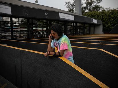 Una joven que se quedó sin boleto para el concierto explica su situación en una llamada durante el concierto de Bad Bunny, afuera del Estadio Azteca.