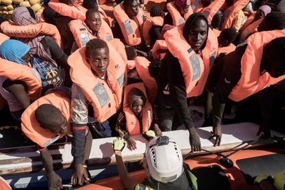 Un grupo de personas abordaban en el barco Ocean Viking, de la ONG SOS Mediterranée y uno de los que está a la espera de amarrar en Italia, el 25 de octubre.