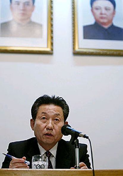 El embajador de Corea del Norte en Pekín, Choe Jin Su, durante la rueda de prensa.