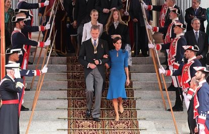 Los reyes de España, Felipe VI y Letizia, seguidos de sus hijas, salen del Congreso de los Diputados.