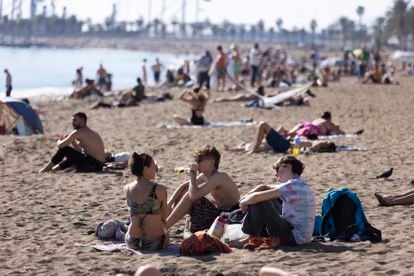 Turistas en una playa de Málaga, el 27 de enero de 2024.