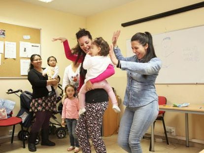 Cuatro madres en un curso del programa CaixaProinfancia.