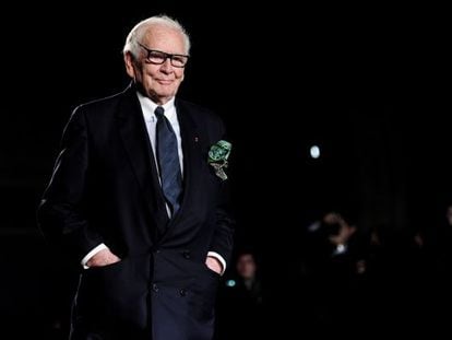 Pierre Cardin en el Salón del Tinell en Barcelona.