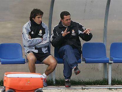 Vanderlei Luxemburgo conversa con Raúl durante un entrenamiento.