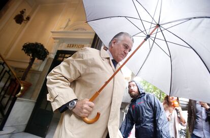 Luis Bárcenas, a la salida de su casa en Madrid en mayo de 2018.