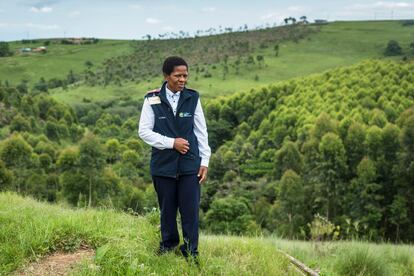 Lungelo Shezi, enfermera en un centro de salud de la región de Mobongolwane, en Sudáfrica. Pincha en la imagen para ver la fotogalería completa.