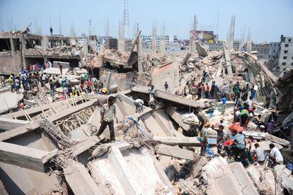 Operación de rescate de supervivientes después de que un edificio de ocho plantas se derrumbara en la ciudad de Dacca (Bangladesh).
