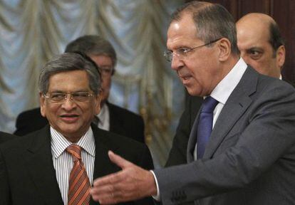 Sergéi Lavrov (derecha) recibe al ministro indio de Exteriores, S.M. Krishna, en Moscú.