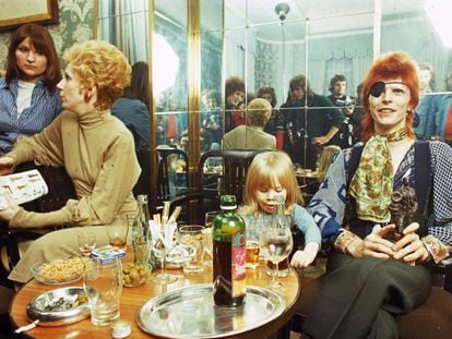 Duncan Jones (entonces, Zowie Bowie), entre su madre, Angie, y su padre, David, en 1974.