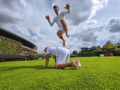 Djokovic salta sobre su fisio durante un entrenamiento en el All England Lawn Tennis & Croquet Club.