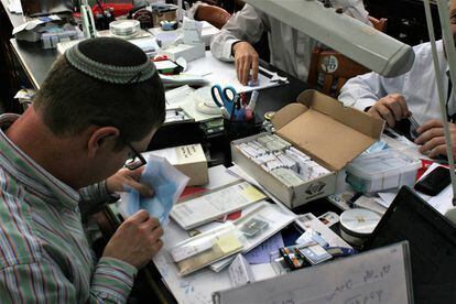 Un vendedor de diamantes gestiona una transacci&oacute;n en la Bolsa de Tel Aviv dedicada a las piedras preciosas 