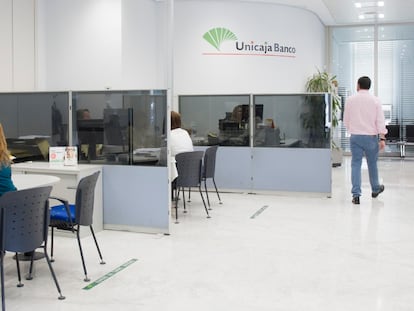 Imagen de una oficina bancaria de Unicaja.