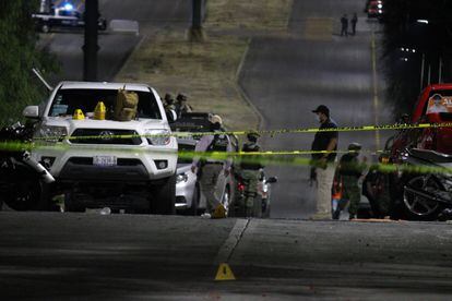 En mayo de 2021, en Moroleón (Guanajuato), la policía trabaja en el sitio en que fue asesindada Alma Barragán, candidata de Movimiento Ciudadano a la alcaldía.