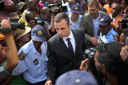 Oscar Pistorius deja el juzgado tras el quinto d&iacute;a de juicio.