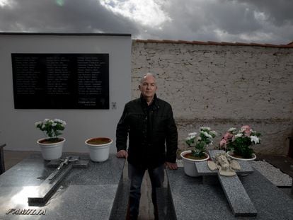 Jorge Delgado posa junto a la placa conmemorativa colocada por el proyecto Mapas de la Memoria en el cementerio de Piedrabuena, Ciudad Real.