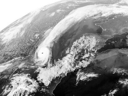 Imagen del huracán Ophelia, cerca de las islas Canarias y la península Ibérica.