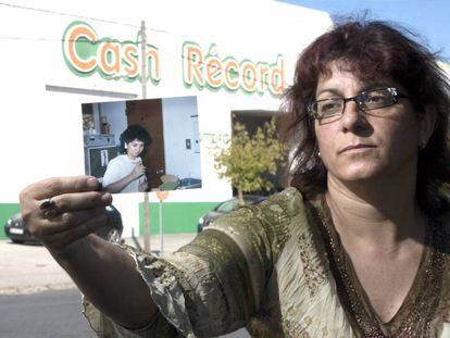 Isabel López Rodríguez sostiene, en el año 2010, una foto de su hermana María Elena, cajera fallecida en el asalto al almacen mayorista Cash Record de Lugo.