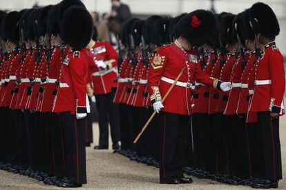 Los soldados de la Guardia Real pasan una inspección antes del comienzo de la ceremonia de bienvenida.