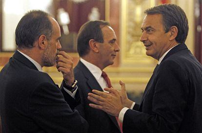 Zapatero conversa con el portavoz del ERC en el Congreso, Joan Ridao, en la sesión de votación del decreto de la reforma laboral.