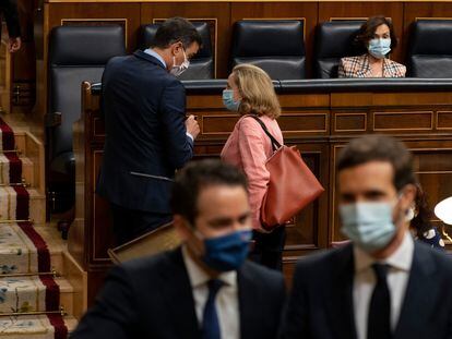 El presidente del PP, Pablo Casado, frente al presidente del Gobierno, Pedro Sánchez , y la ministra de Economía, Nadia Calviño, en el Congreso de los Diputados en junio de 2020.