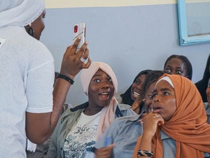 Un grupo de jóvenes de colegio durante una charla sobre ciberacoso en Senegal.