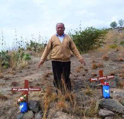 Julio Chuchón Prado, al lado de las cruces que recuerdan a su primera esposa, Nelly Salvatierra, y a su hermano, Pánfilo Chuchón Prado, ambos desaparecidos en 1983. Murió abatido por el nuevo coronavirus en junio de este año.