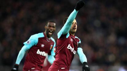 Chicharito celebra su quinto gol.