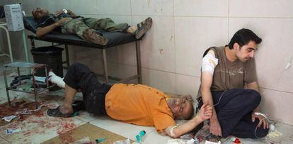 Civiles heridos, este s&aacute;bado en una cl&iacute;nica de emergencia en Alepo. 