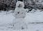 MADRID, 07/01/2021.- Un niño juega en un parque en el barrio de Rejas tras la nevada caída en Madrid. La Comunidad de Madrid ha comenzado a cubrirse de blanco desde la mañana de este jueves, una nevada que llegará a su momento álgido el sábado, cuando se esperan 20 centímetros de nieve, por lo que las autoridades ya han activado sus planes de emergencias para evitar posibles incidencias.-EFE/Beatriz Cebrecos